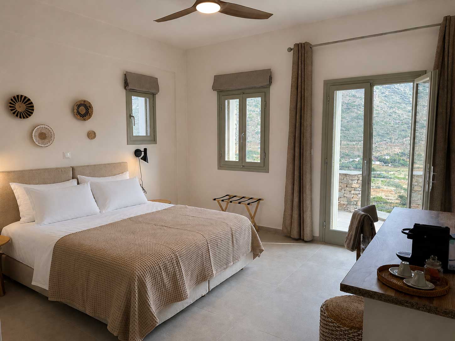 Τα δωμάτια στο Thyme timeless stay στις Καμάρες στη Σίφνο, με υπέροχη θέα