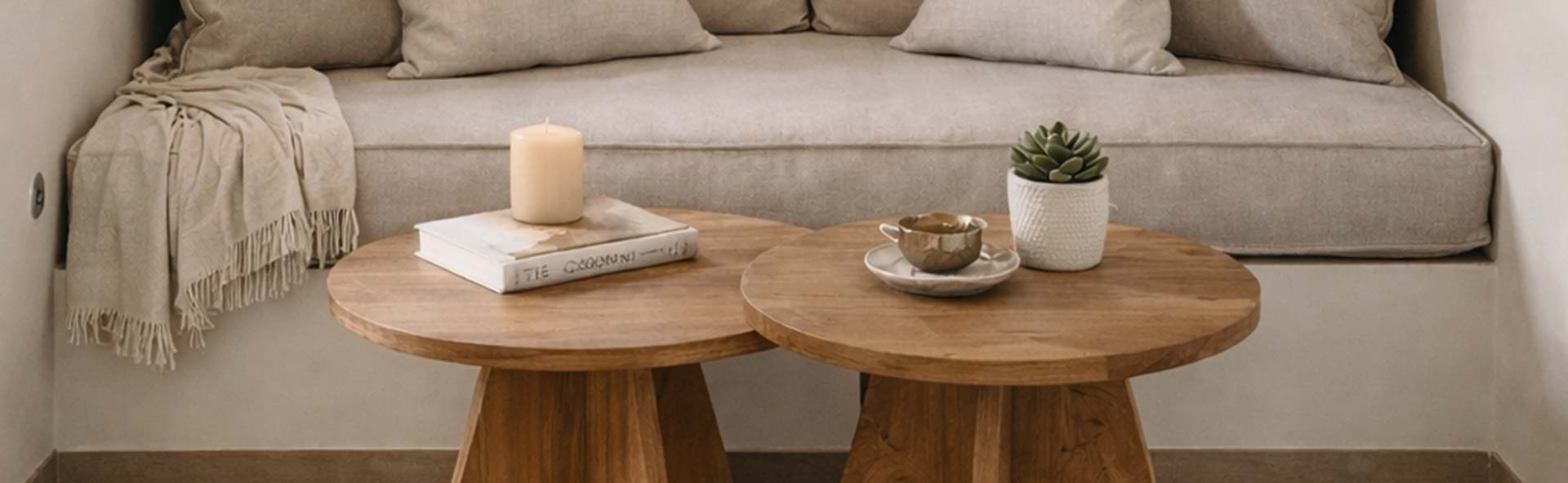 Άνετο καθιστικό στο Thyme Timeless Stay στη Σίφνο με γήινους τόνους και φυσικά υλικά